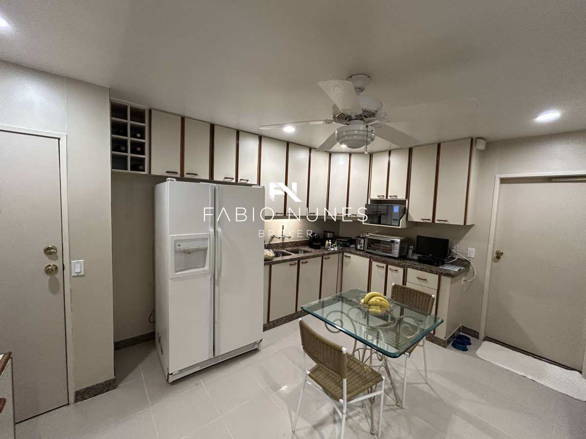 Cozinha com entrada de serviço. - Apartamento de luxo à venda em Rio de Janeiro, Leblon, com 4 quartos, 214,00m²